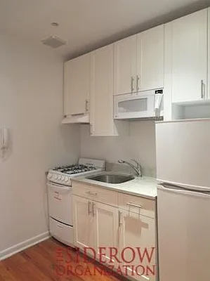 Rented by Siderow Residential Group | media 5