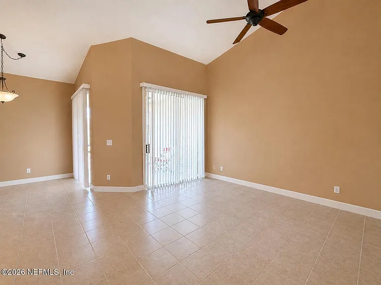 407 Augusta Cir — Photo 7
