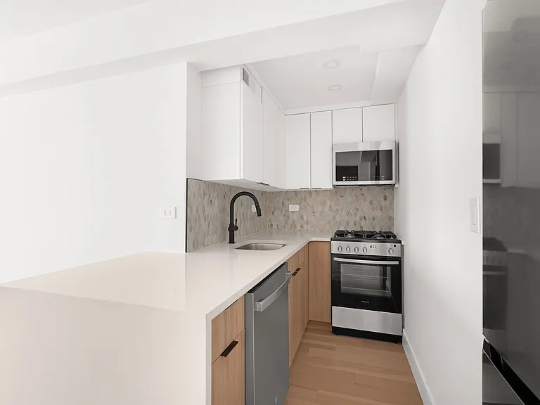 225 E 46th St #5A — Photo 4