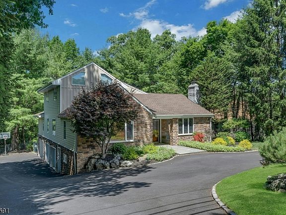 2nd image of 27 Hamilton Dr West