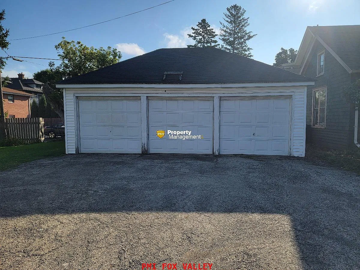 2 bed, 1.0 bath, 700 sqft, $1,050 — Photo 2