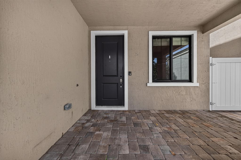 295 NW 33RD Lane, photo 3