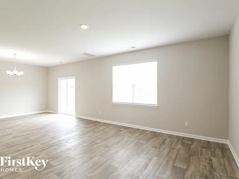 9733 Roseberry St — Photo 3