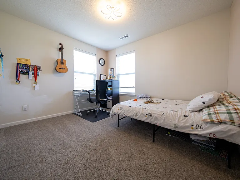 5595 Queensland Ln N — Photo 25