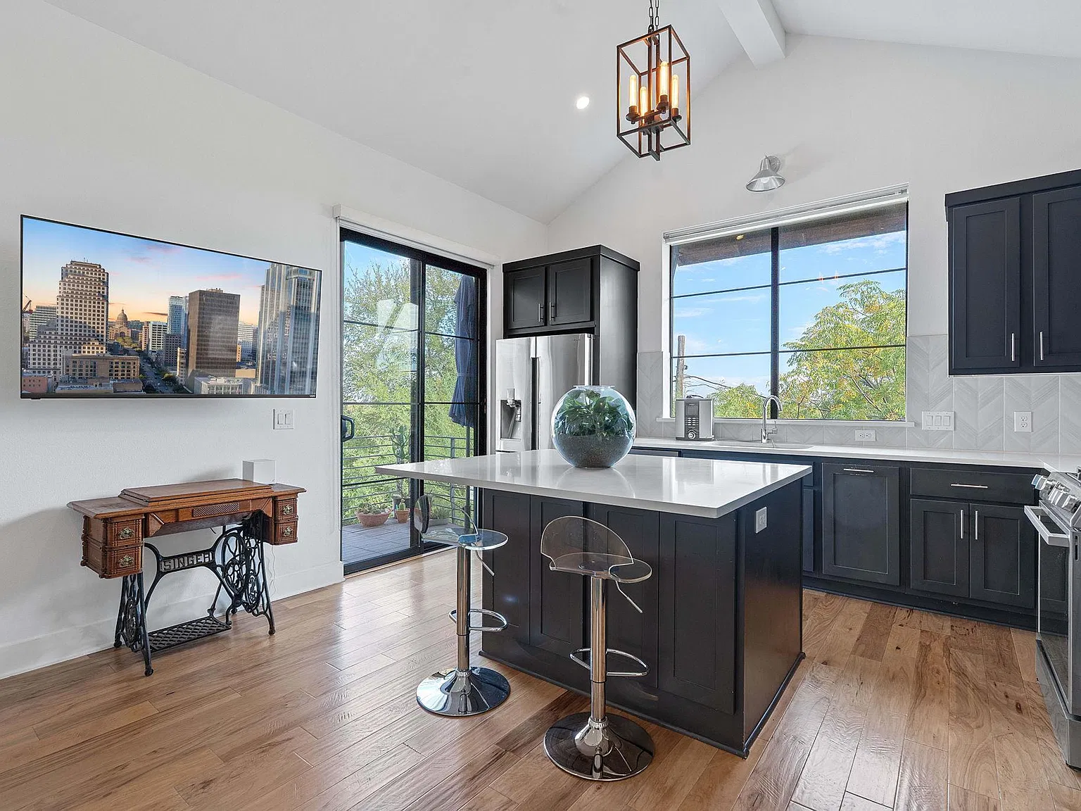 3 bed, 2.0 bath, 1447 sqft, $4,000 — Photo 2