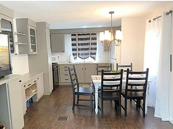 3rd image of 15 Shady Grove Dr