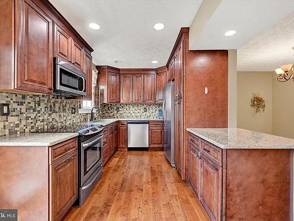 4th image of 19 Derwood Ct