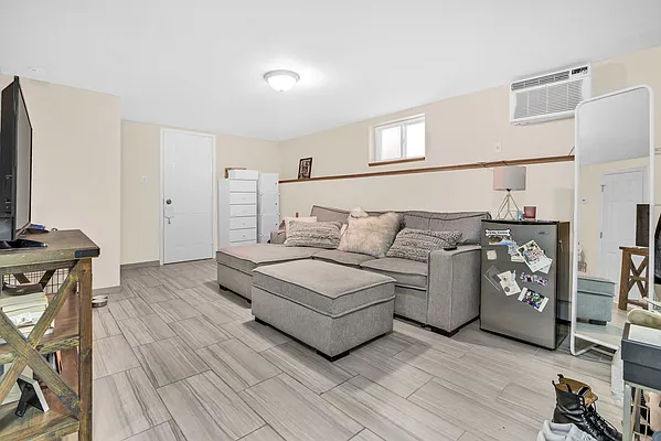 Rented by Halvatzis Realty | media 47