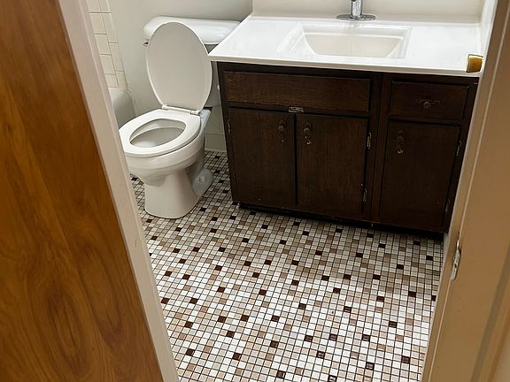 5th image of 1226 E Maywood Ave #209