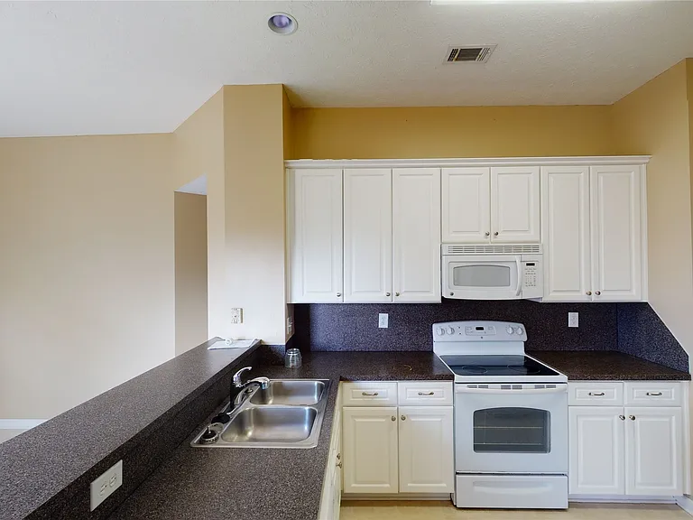 615 Castlebrook Dr — Photo 9