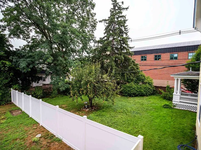 400 Wilson St — Photo 12
