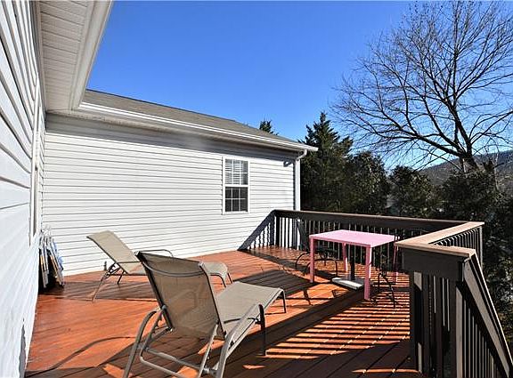 5th image of 214 Summerfield Ct NE