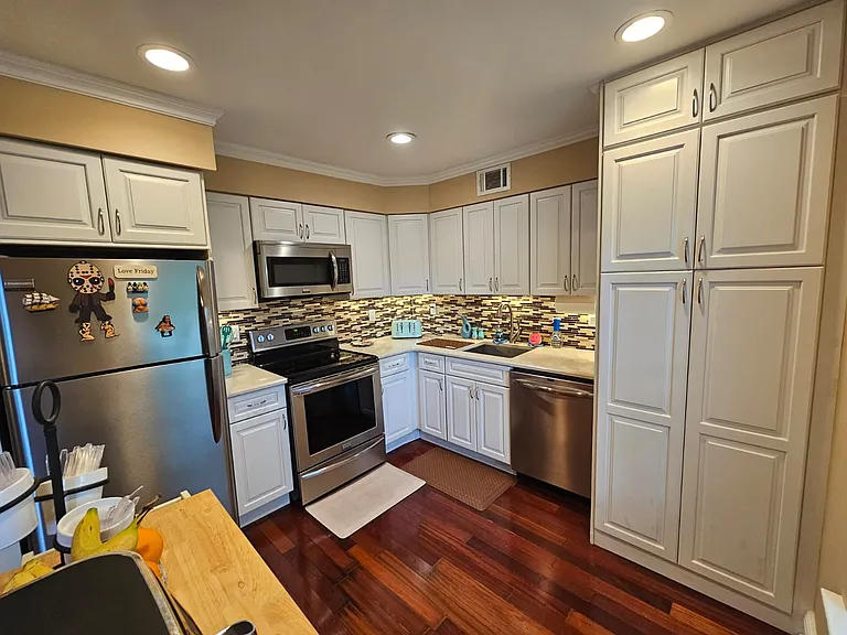 655 Middle Country Rd #2H2 — Photo 14