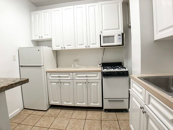4th image of 406 W 51st St #4AA