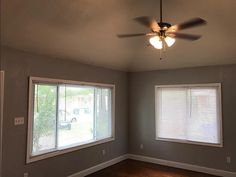 121 W Linn St — Photo 3
