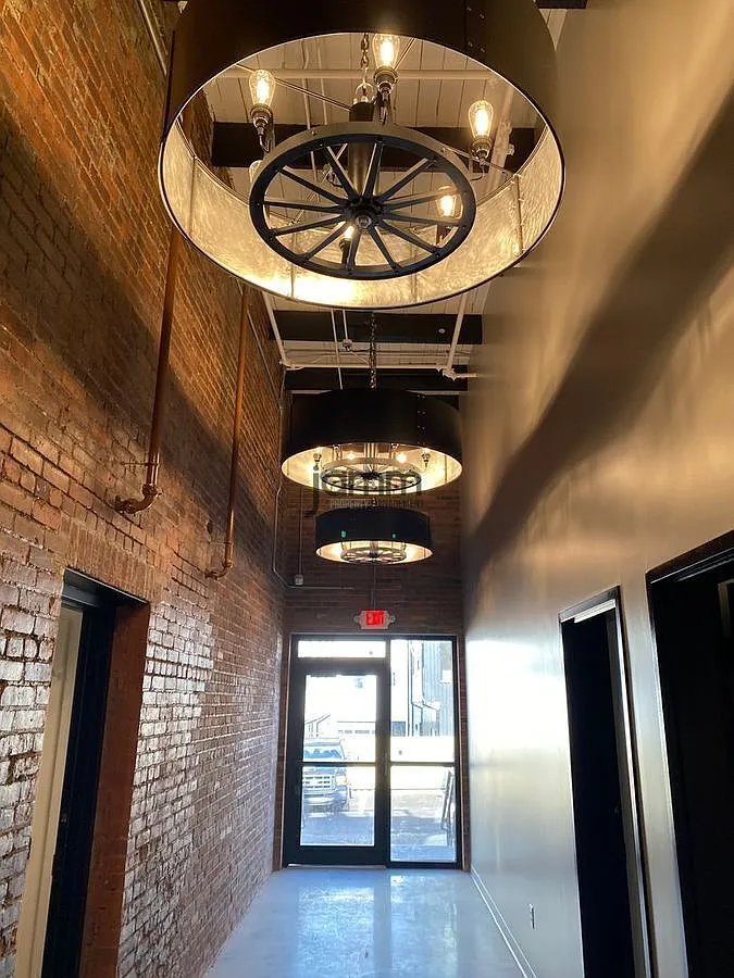 Scranton Ave Carriage Works Unit in the Heart of Tremont!! — Photo 2