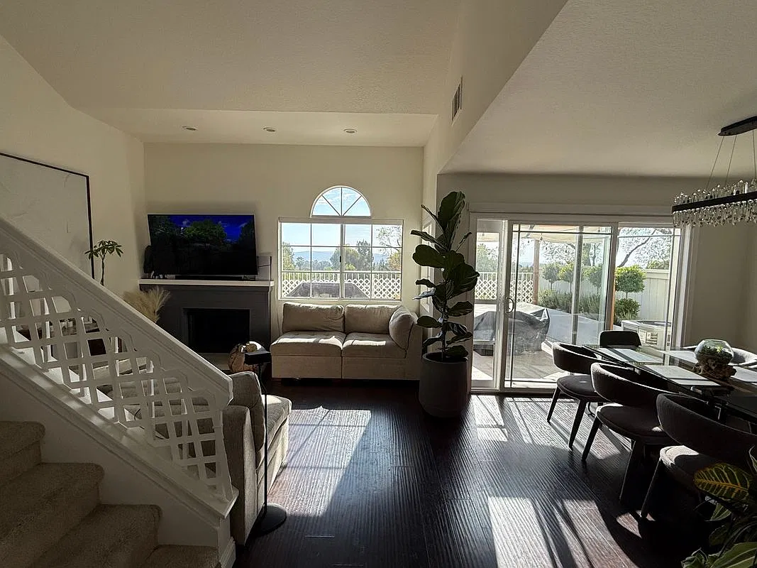 2 bed, 2.5 bath, 1121 sqft, $3,800 — Photo 2