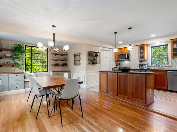 240 Aspinwall Ave, Brookline, MA 02445