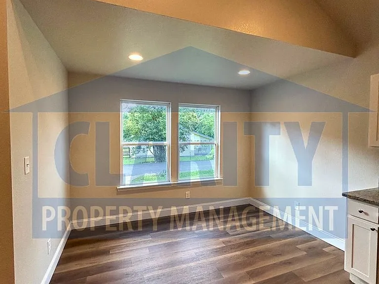 1594 Perry St SE — Photo 6