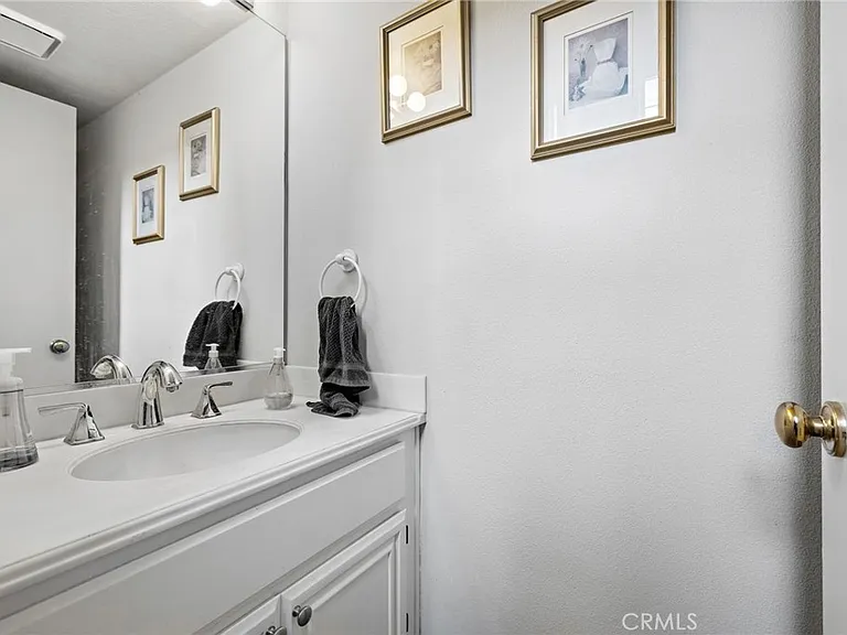 90 Mayfair — Photo 11
