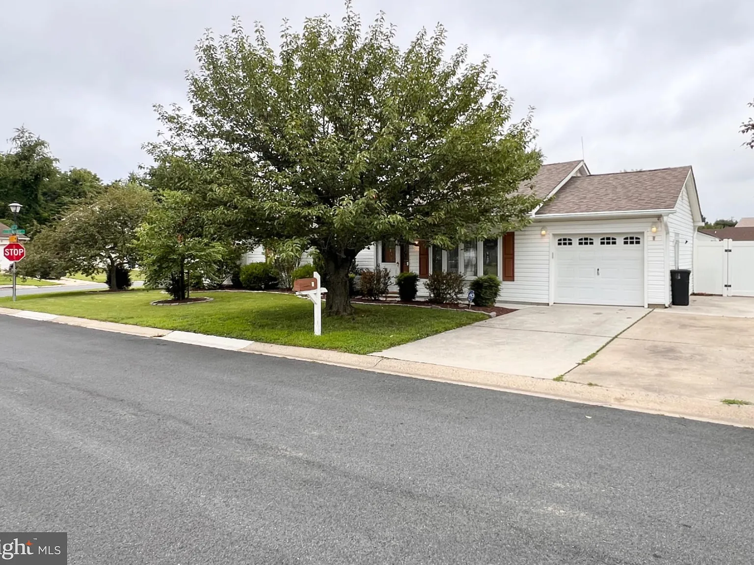 3 bed, 2.0 bath, 1275 sqft, $2,500 — Photo 2