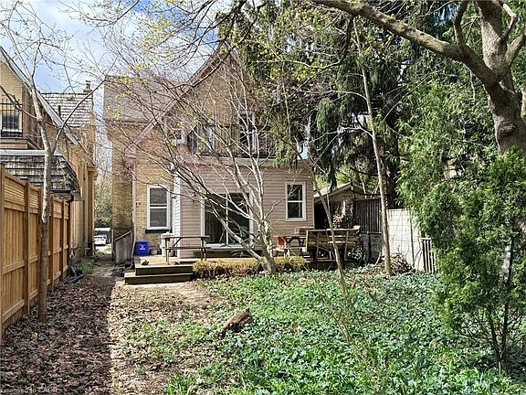 3rd image of 802 Waterloo St