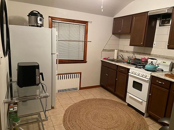4th image of 64 Walbrooke Ave