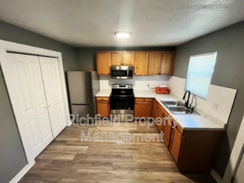 3 bed, 2.0 bath, 1076 sqft, $1,350 — Photo 3
