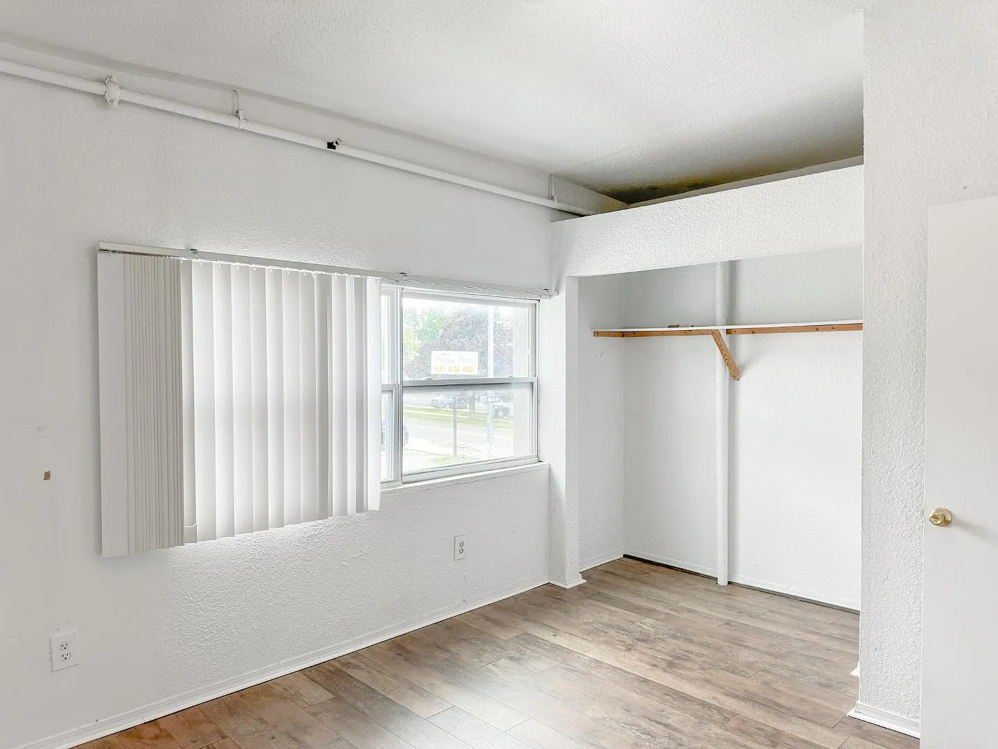 511 W Cross St - Apt 1 — Photo 4
