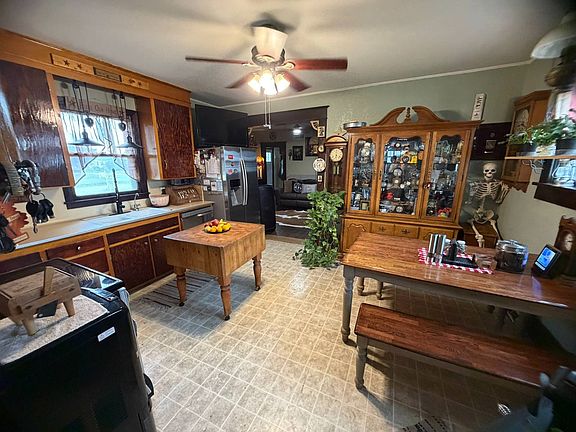 4th image of 305 E 13th St