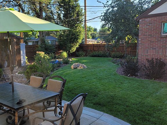 Professionally maintained, garden-like backyard!