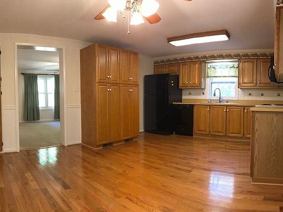 2nd image of 5 Edgewood Cir