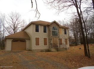 62 Whitaker Rd, Bushkill, PA 18324