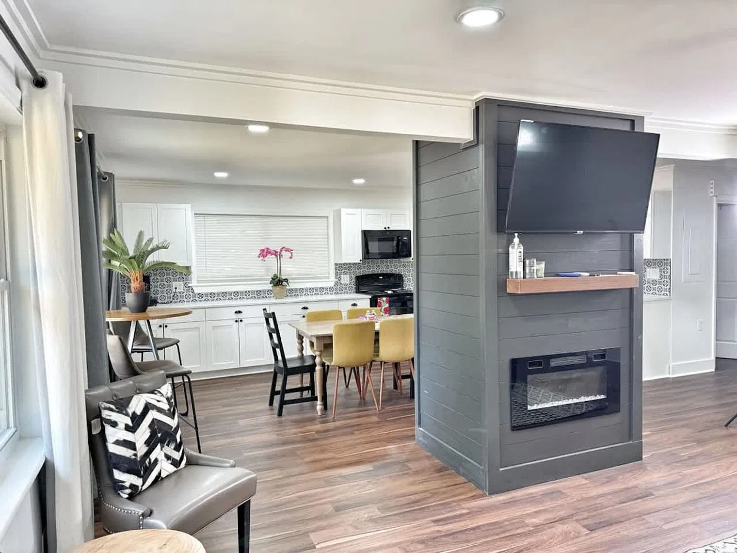 4 bed, 2.0 bath, 2497 sqft, $3,676 — Photo 4