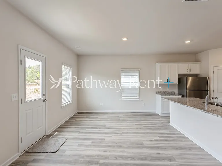 608 Mackenzie Cv — Photo 8