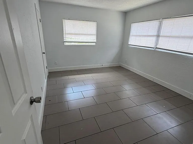 116 NW 28th Ave — Photo 3