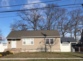 69 Mohawk Ave, Deer Park, NY 11729