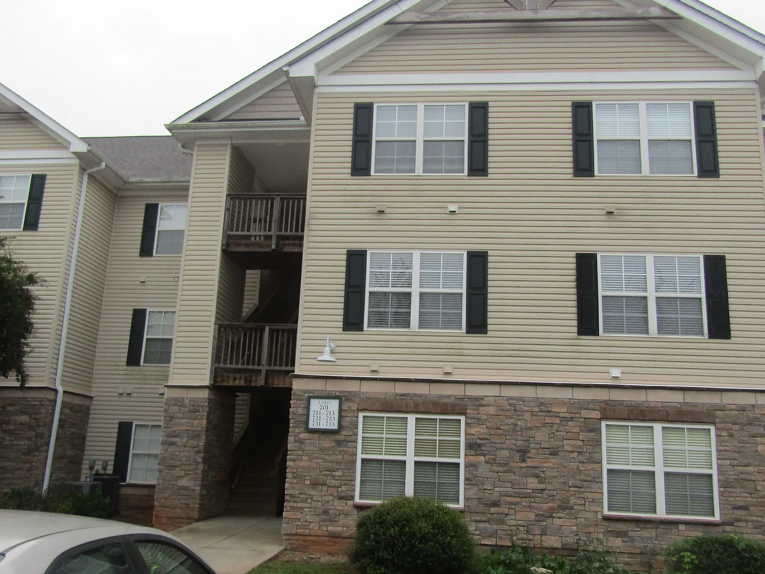 3 bed, 1300 sqft, $1,300 — Photo 1