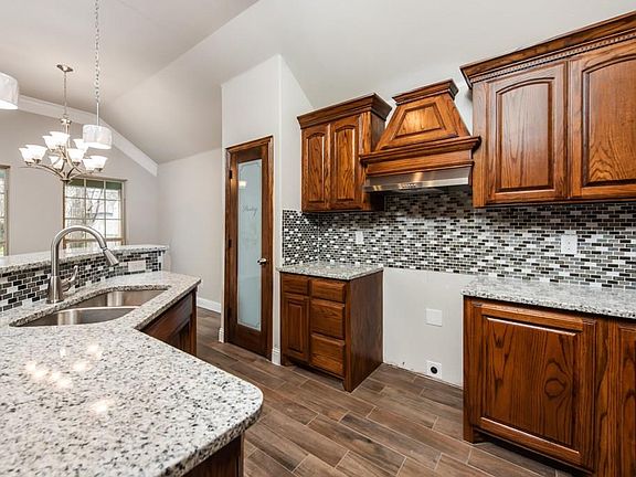 4th image of 817 Thersa Dr