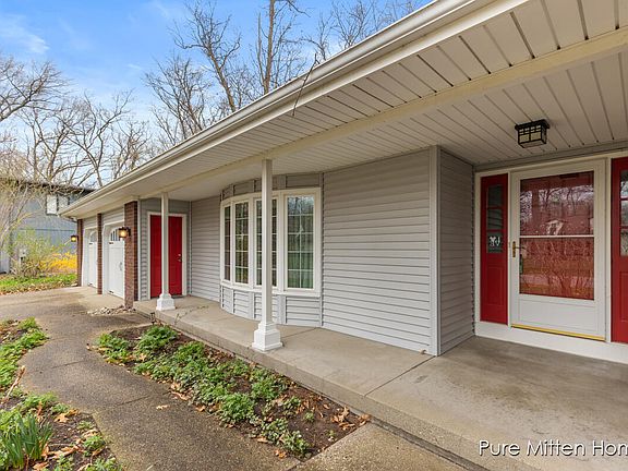 3rd image of 3290 Bentwood Dr SE