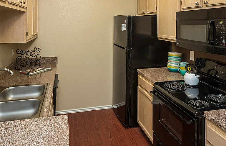 The Versailles Apartments — Photo 36
