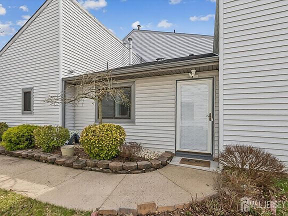 2nd image of 92 Lexington Cir