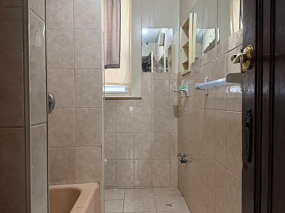 4th image of 102 Marion St Floor 1
