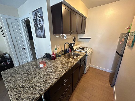 3rd image of 1535 N Van Buren St APT 201