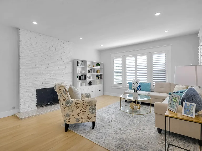 23037 Pennsylvania Ave — Photo 2