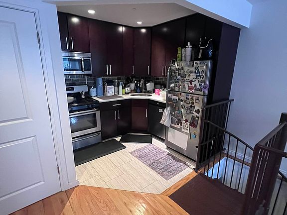 4th image of 2646 30th St APT 1R