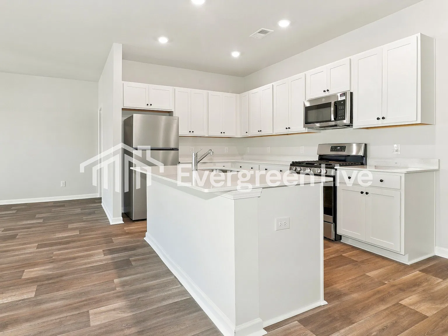 5 bed, 2.5 bath, 2359 sqft, $2,870 — Photo 3
