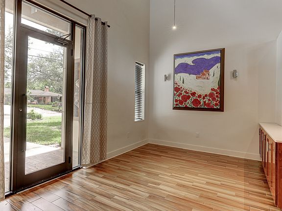 3rd image of 605 Beverly Dr