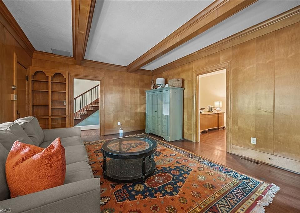 22nd image of 224 W Colonial Dr