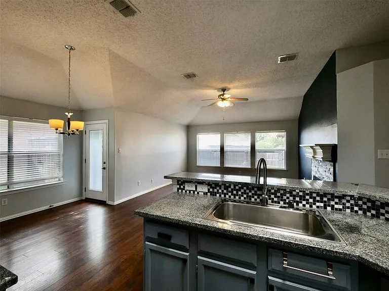 4502 Highlands Dr — Photo 7